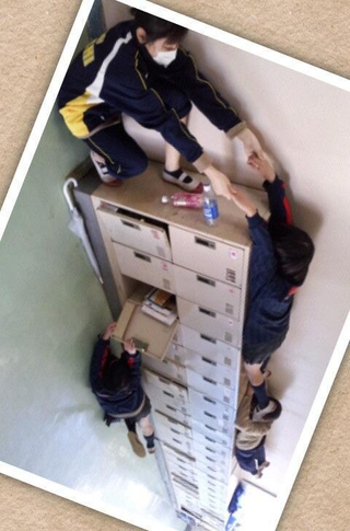 Illustration for article titled Another fun photo meme from Japanese schoolkids